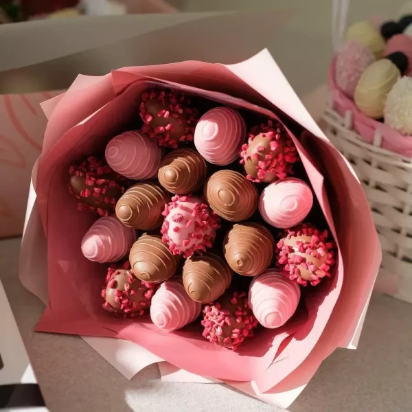 Клубничный букет «Sophia» — «Клубничный букет Sophia» — клубничный букет Dolce Sweets из 12 ягод клубники в молочном шоколаде и 7 ягод…